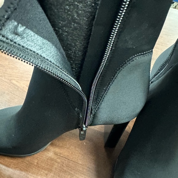 Donald Pliner Women’s Empressed Crepe Elastic Boots size 6.5 - Picture 7 of 9